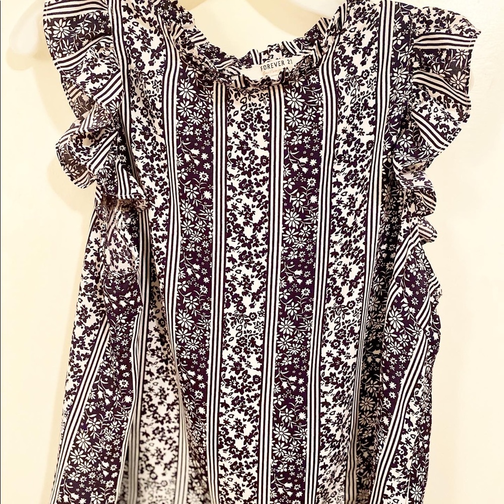 Navy Blue & white ruffle sleeve blouse. Floral/stripe print design. Size: Large